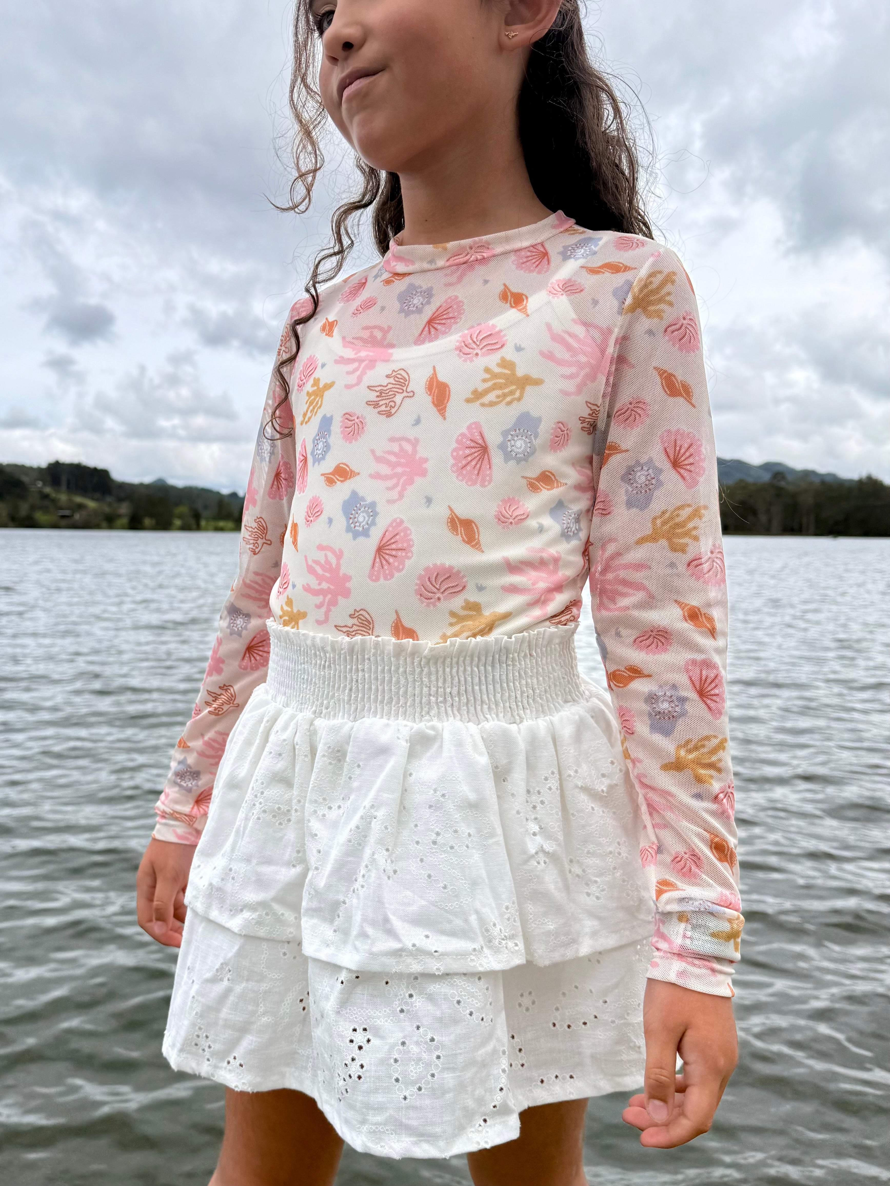 Falda short en ojalillo para niña