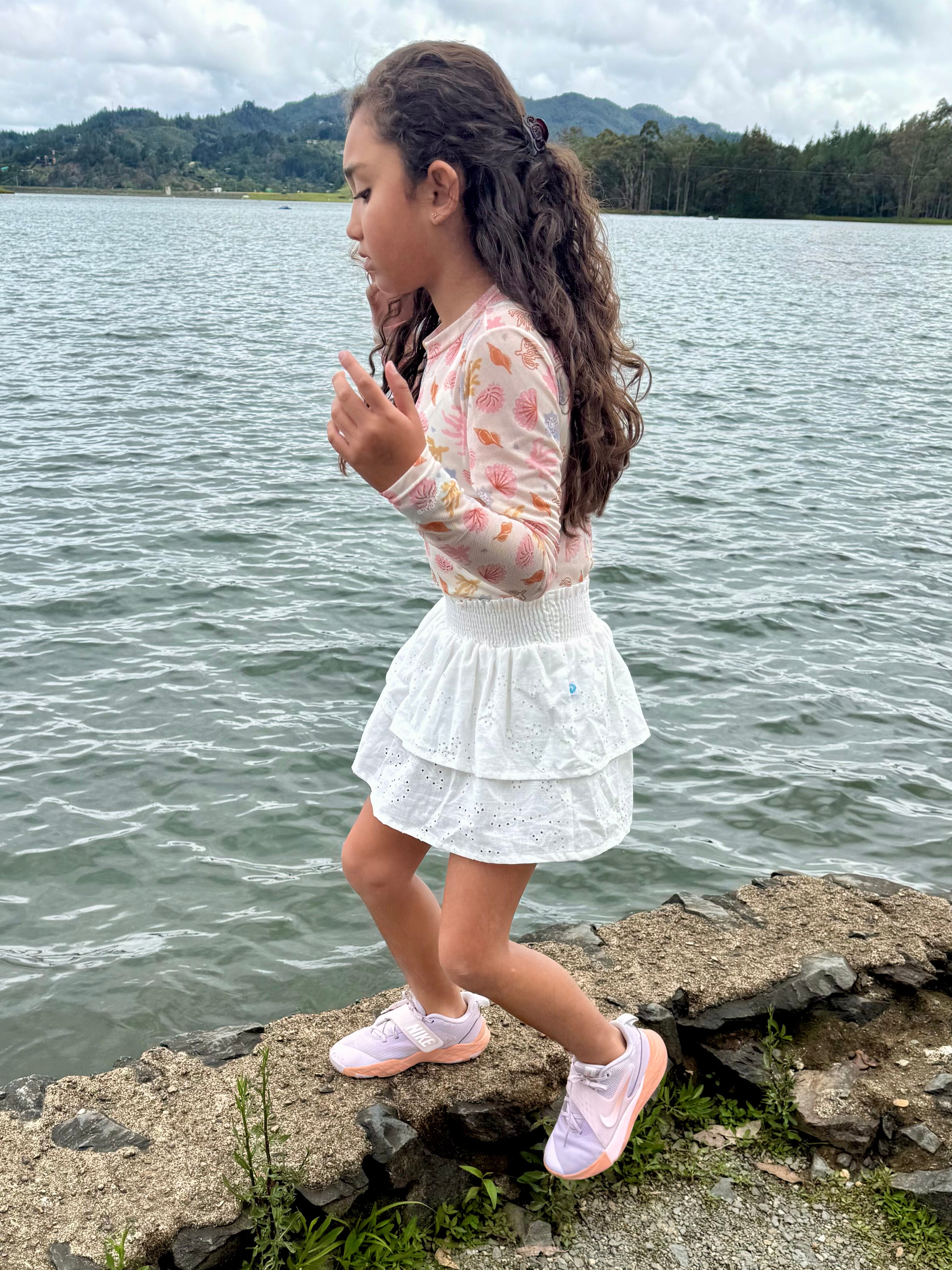 Falda short en ojalillo para niña