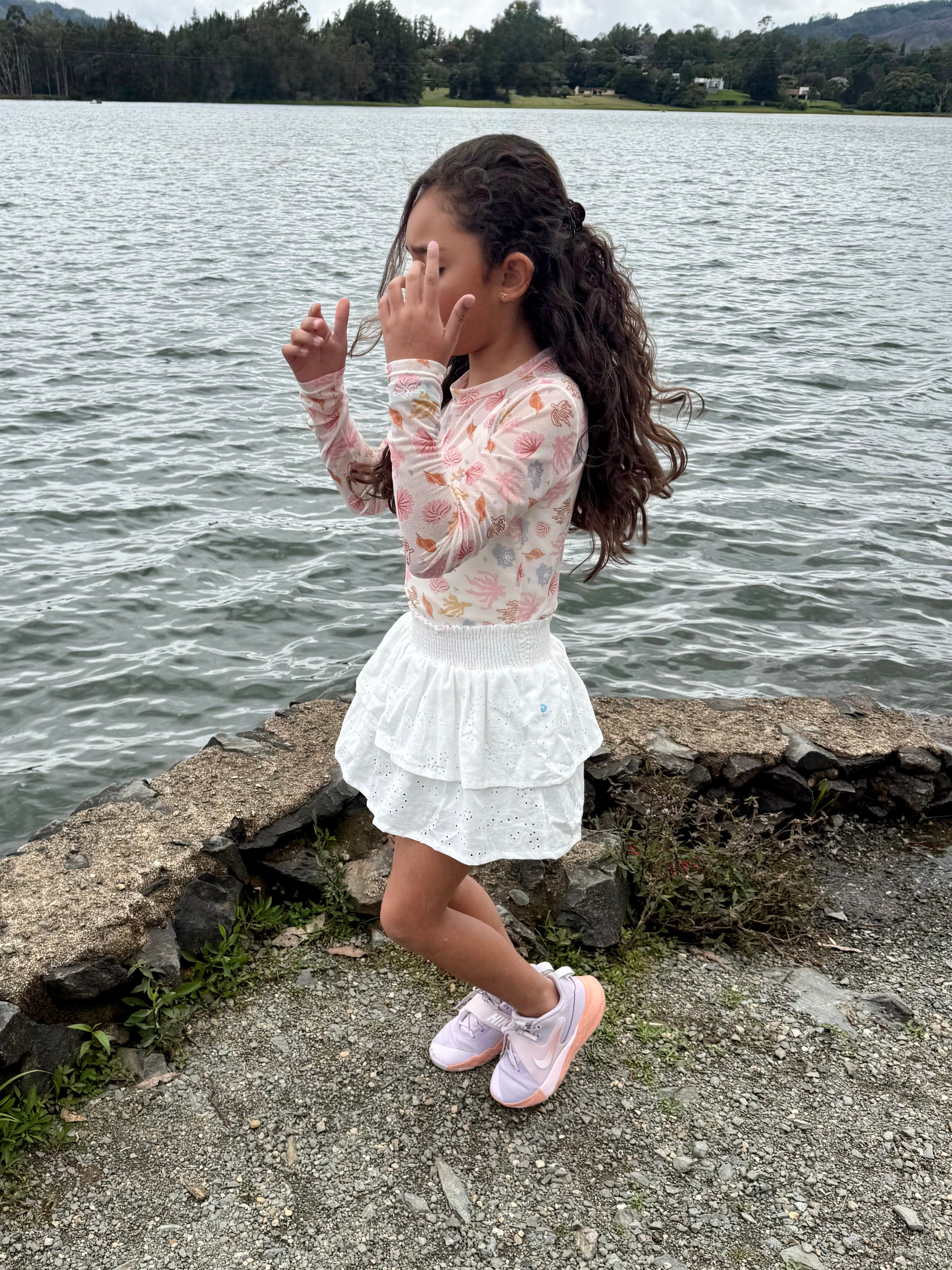 Falda short en ojalillo para niña