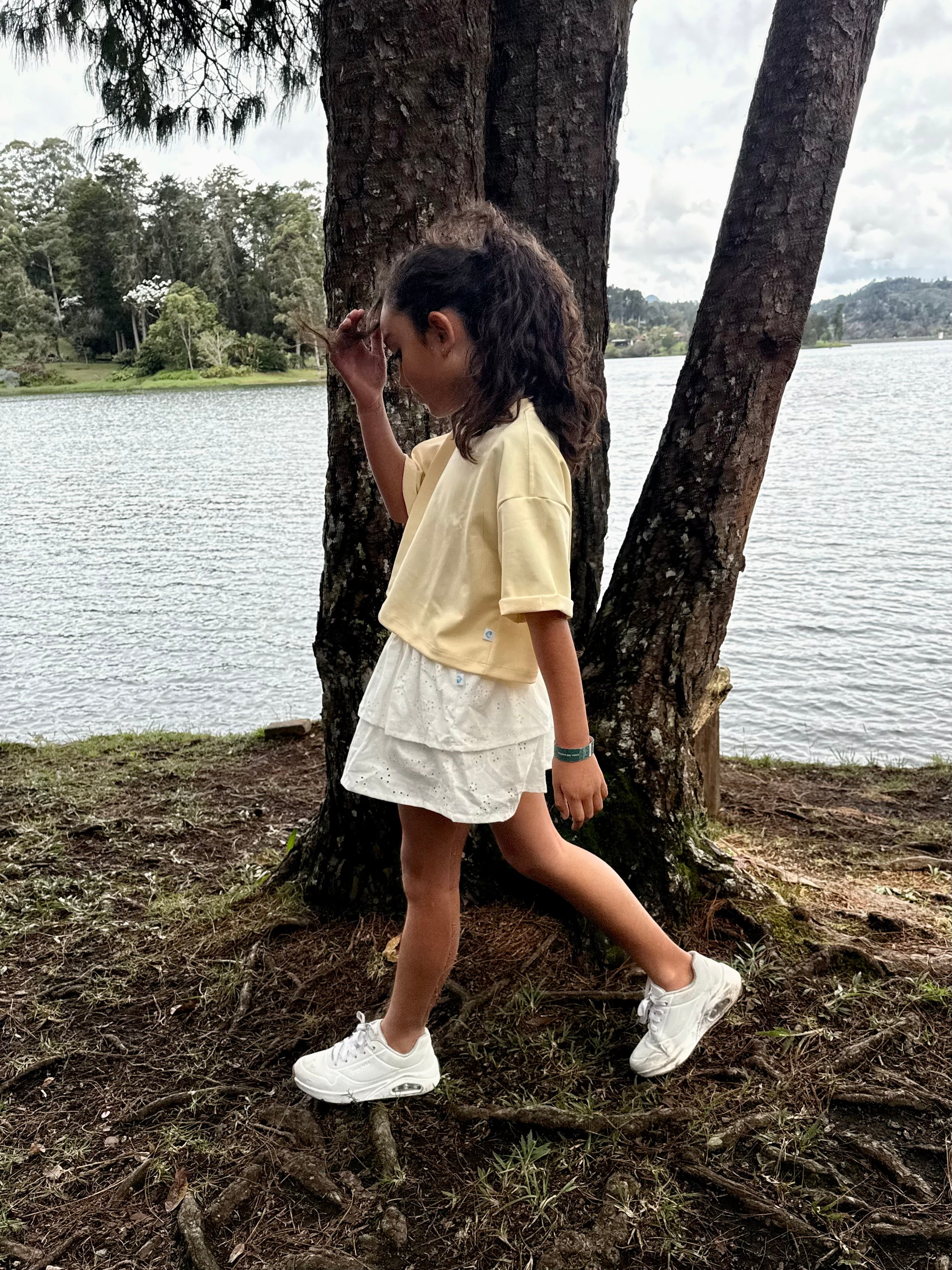 Falda short en ojalillo para niña